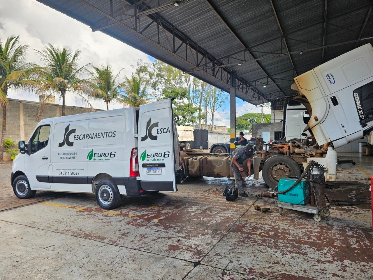Caminhão sendo atendido na oficina JC Escapamentos em Uberlândia